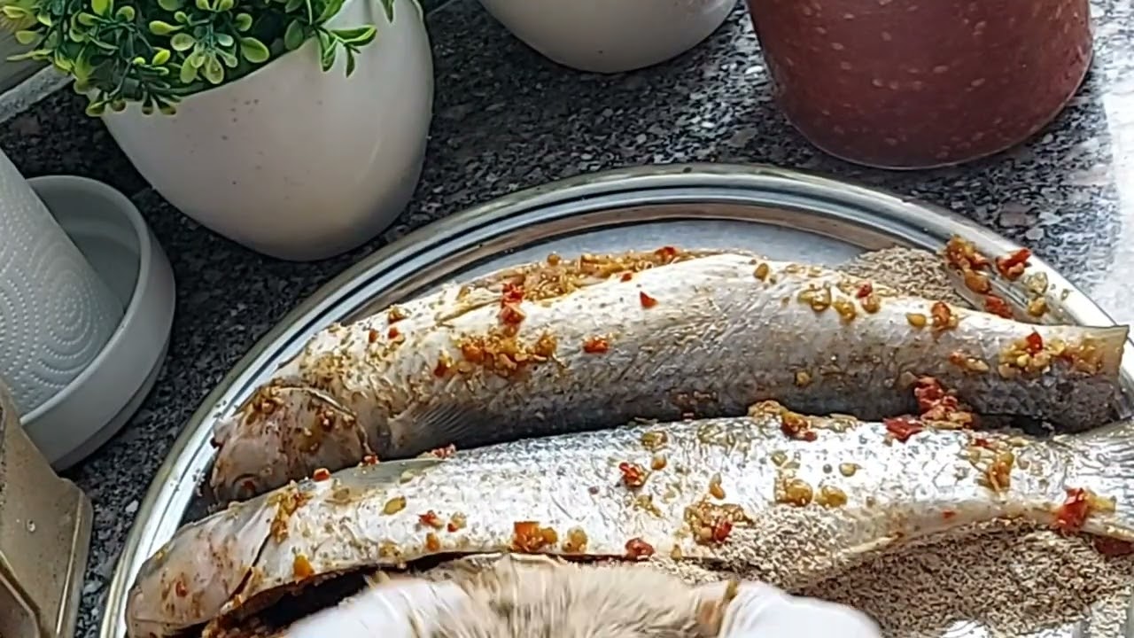 غدانا يوم الجمعه السمك البوري المشوي مع الأرز الأبيض 