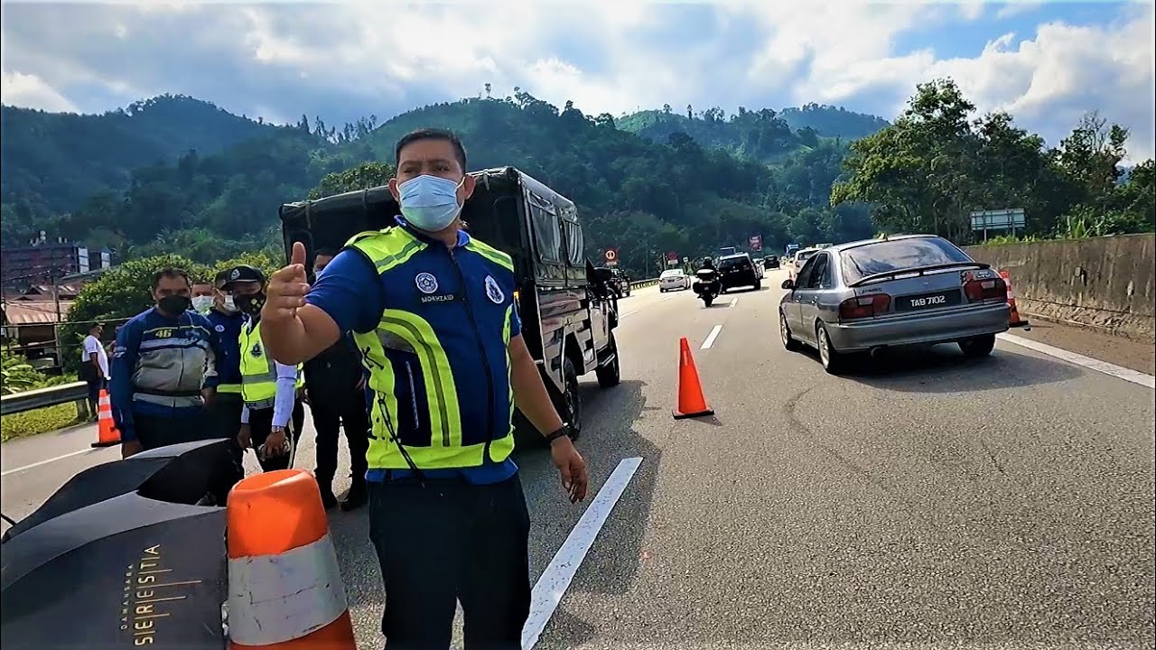 semakin meningkat usia..semakin aku beringat..bila polis di tengah highway mesti ada sesuatu..