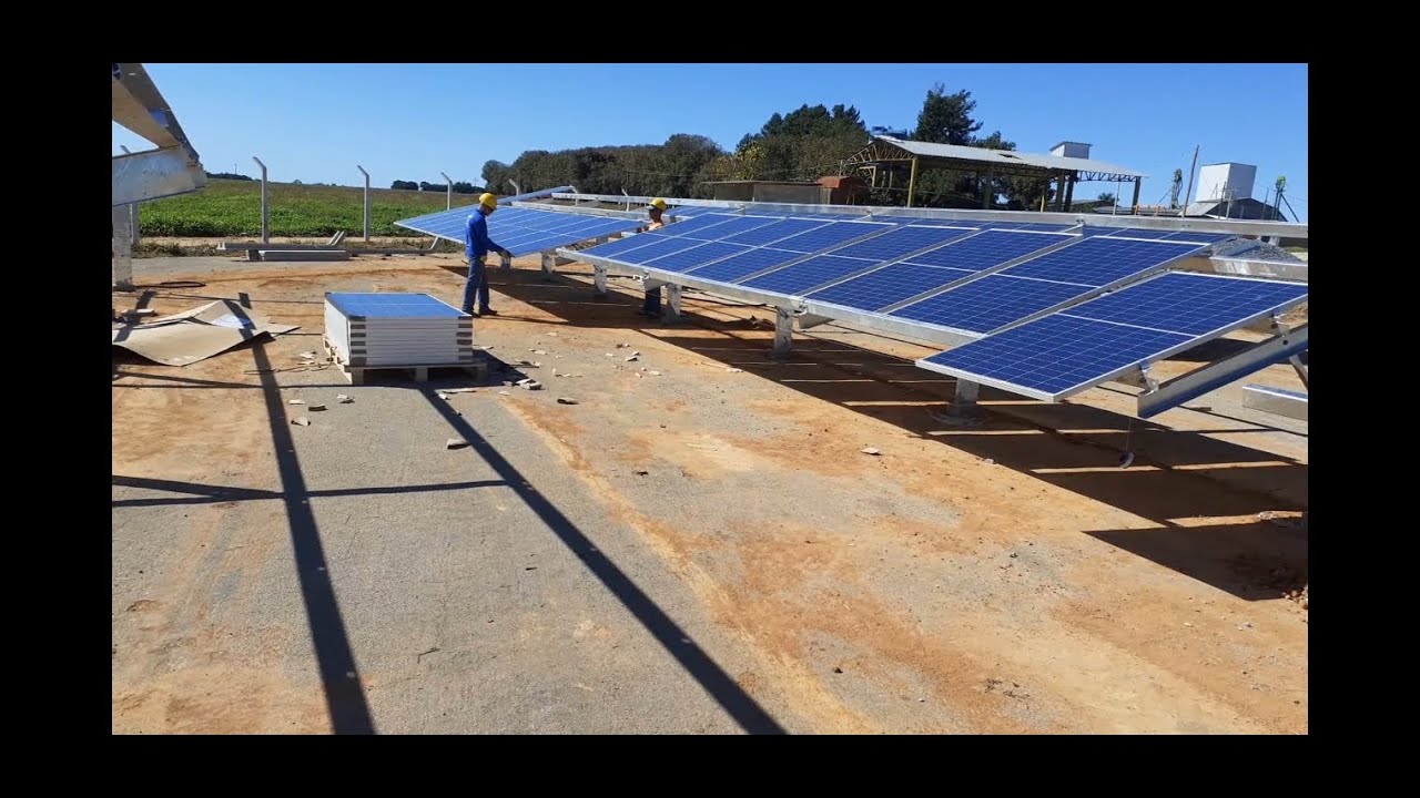 Montagem de placas solares em estrutura de solo