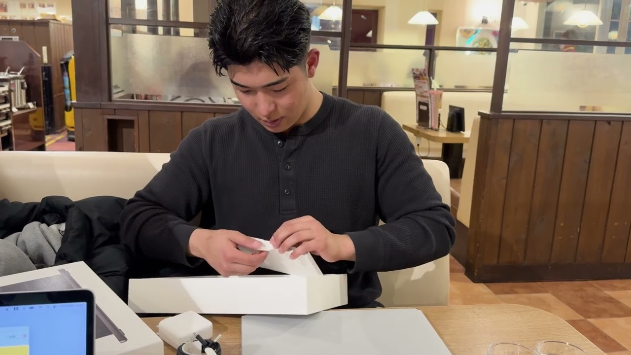 無職が全財産でMac買った 開封動画　in ファミレス