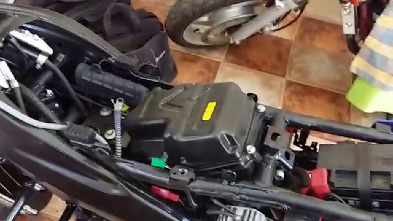 TUTORIAL: Bajaj Rouser/Pulsar 200NS - Quita de plásticos y tanque para realizar Service