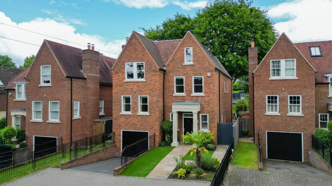Luxurious 5-Bedroom home in Surrey, England