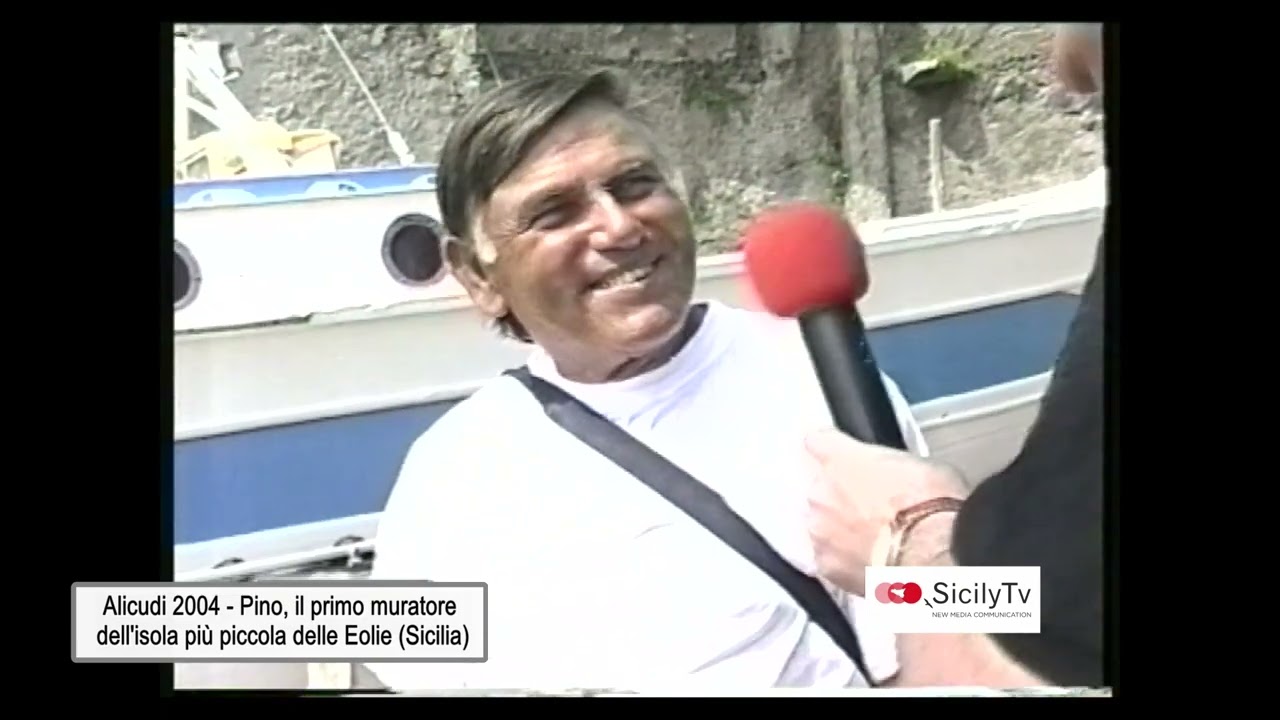 Alicudi il primo muratore che sbarcò sull'isola più piccola dell'arcipelago delle Eolie in Sicilia