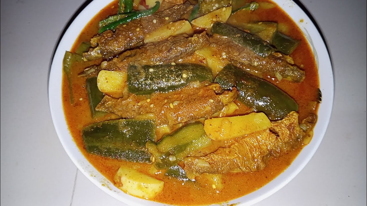 আলু-বেগুন দিয়ে টাটকানি মাছের ঝোল।