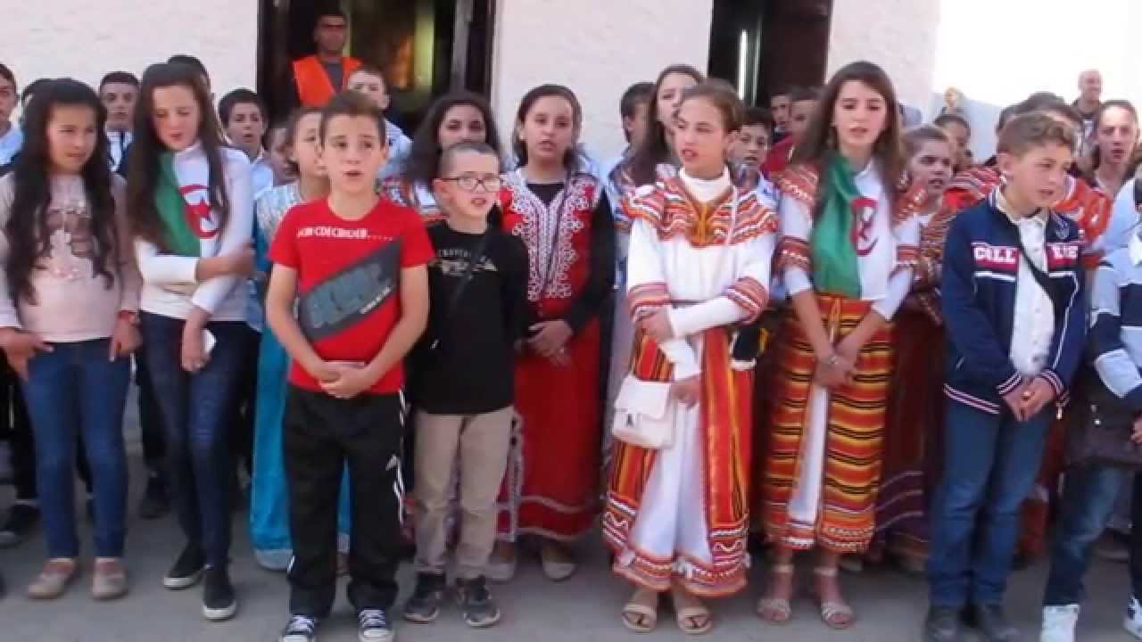 Chant patriotique des écoliers de Azzouza, le village de Abane Ramdane, devant la maison où a été ti
