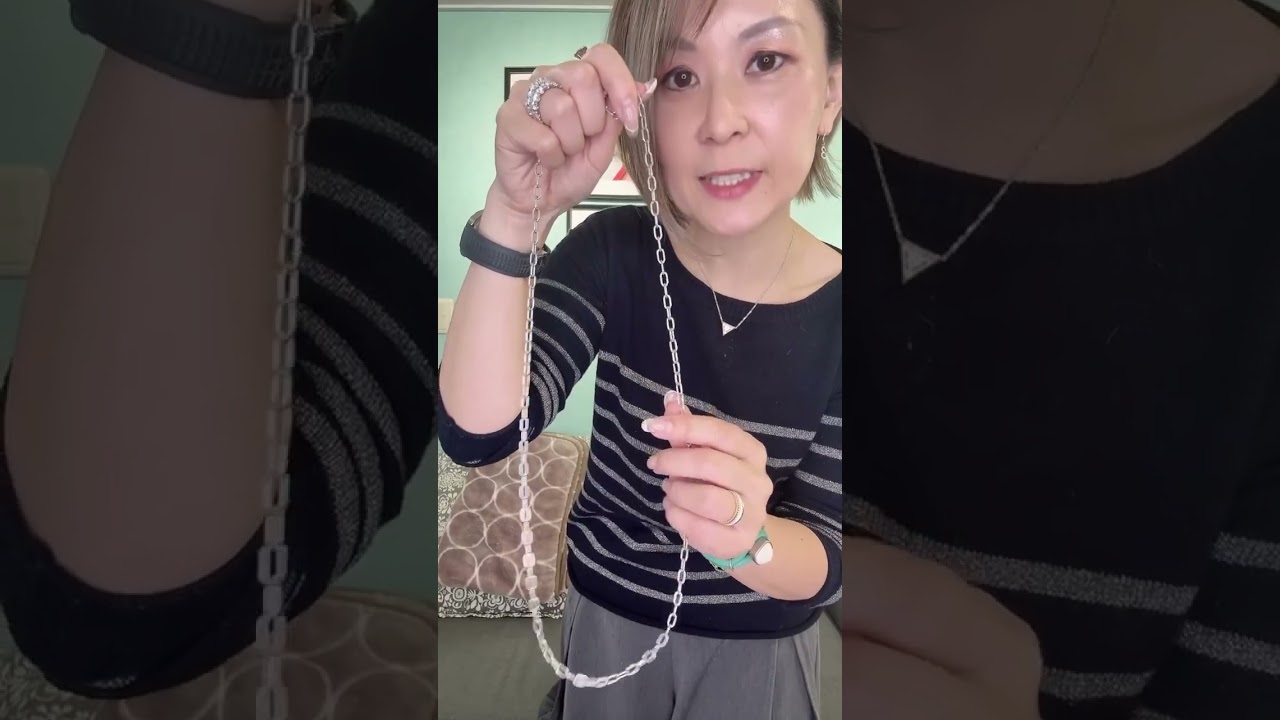 お洋服とネックレスのバランスについてご紹介したいと思います。