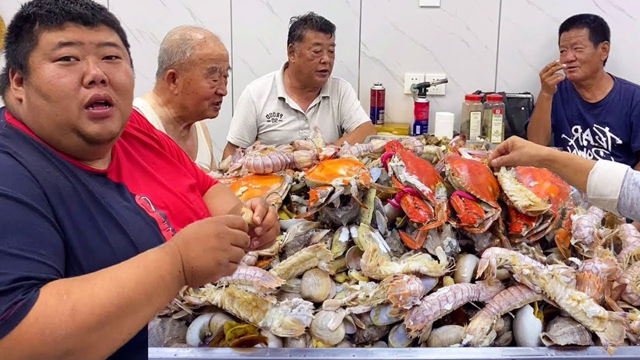 Брат-обезьяна принимает банкет из морепродуктов, половину кошки устрицы! Креветки Пиппи и большие к