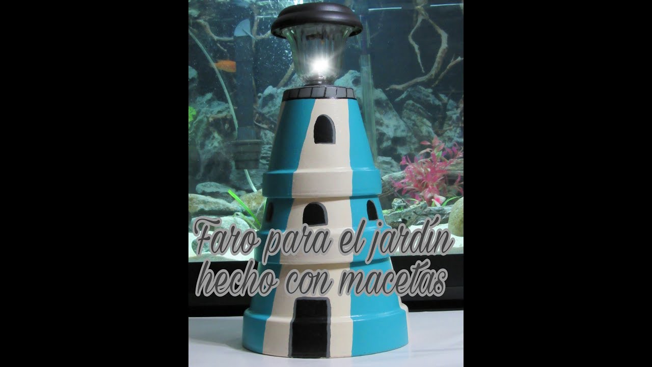 Faro para el jardín hecho con macetas