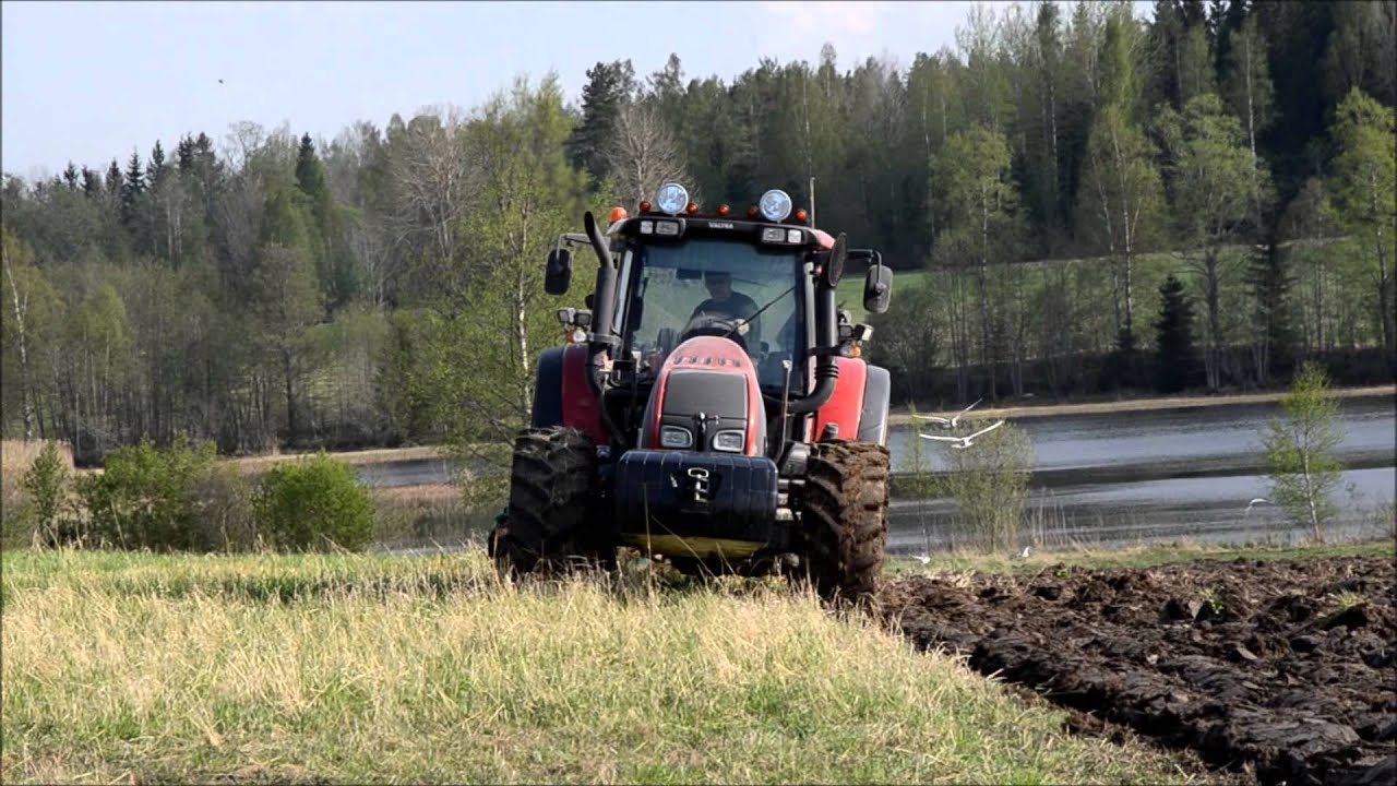 Valtra T162 plöjer med fyra skärig Kverneland ES växelplog