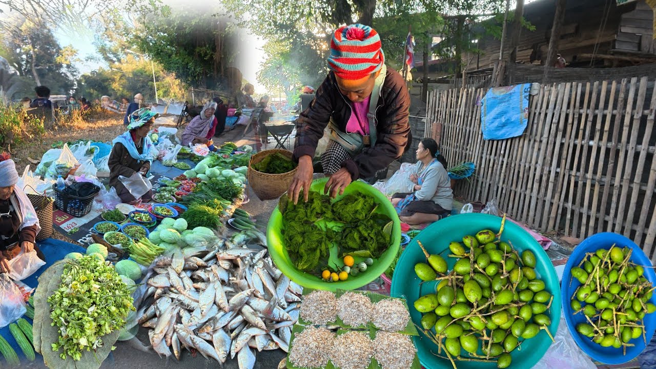 ไข่มดแดง ปูนา อาหารอีสาน ตลาดบ้านคำสมิง ตำบลเกษม อำเภอตระการพืชผล อุบลราชธานี