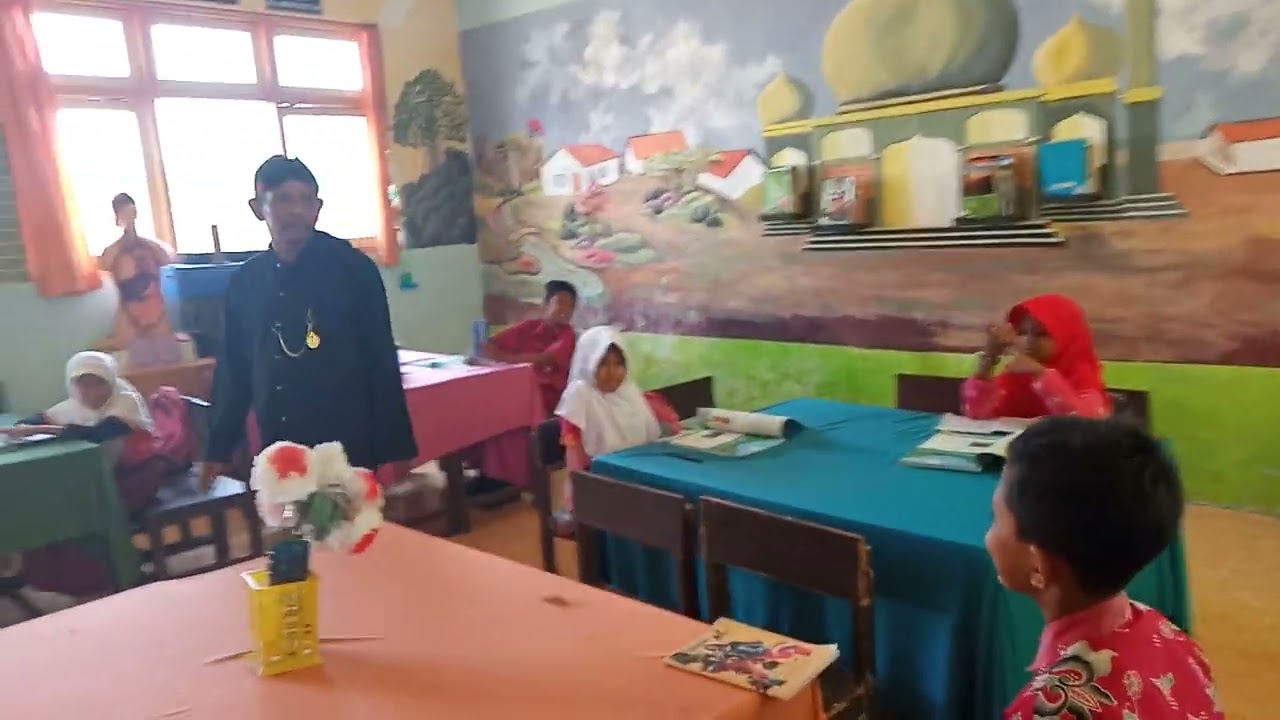 Proses belajar di kelas 5 SDN Pamolokan 3 Sumenep
