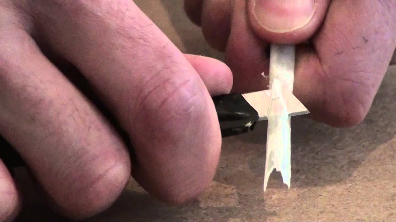 Préparation de la plume d'oie (taille)