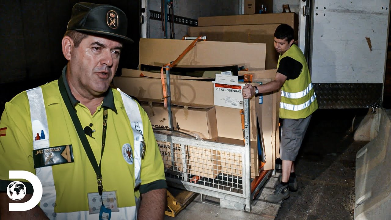 Guardia Civil vacía camión con sobrepeso | Control de Carreteras | Discovery Latinoamérica