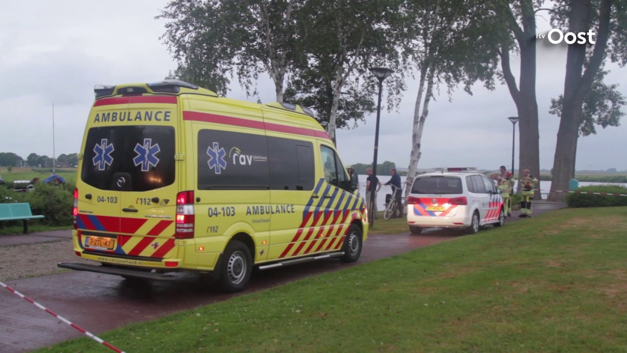 Jongen die Zwartewater in Genemuiden over zwemt in de problemen