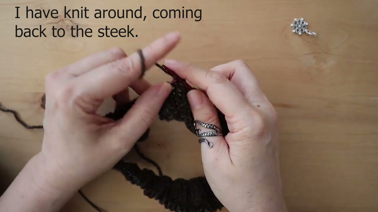 Casting on a steek - bunnymuff tutorial
