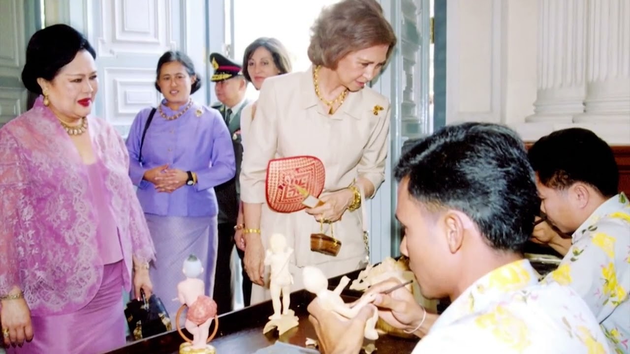 สารคดี เฉลิมพระเกียรติแม่ของแผ่นดิน ตอน โรงฝึกศิลปาชีพ สถาบันสิริกิติ์