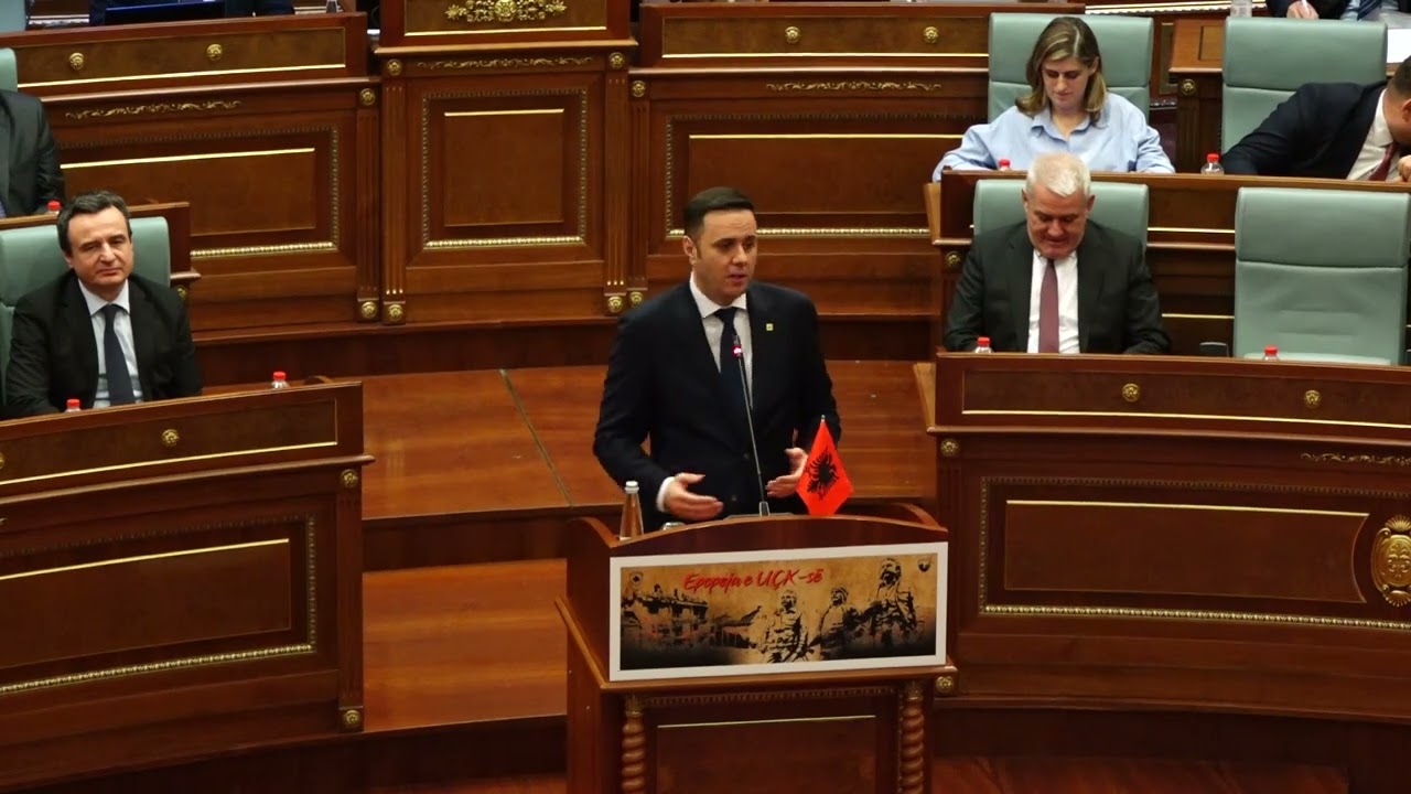 Abdixhiku me ironi: Kushtetuta ndërrohet natën, besomëni s’ka bereqet