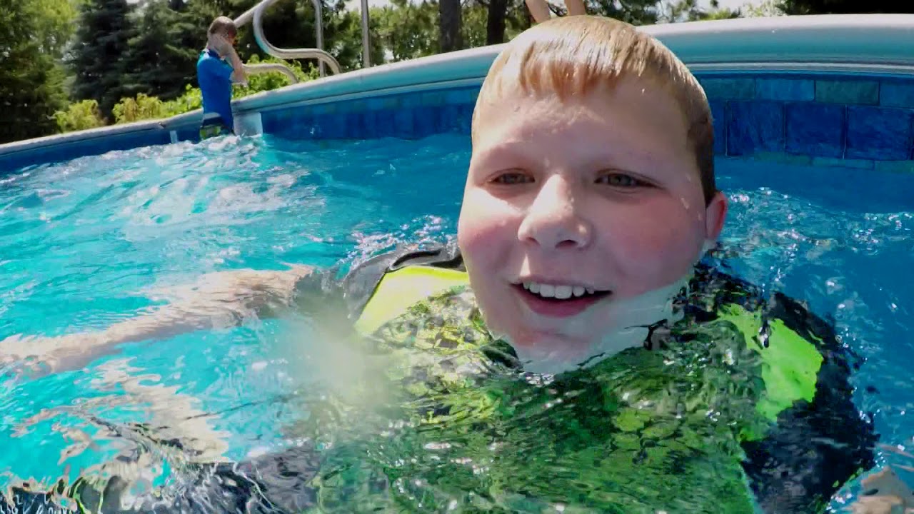 94-year-old retired judge puts in pool for neighborhood kids (2017)