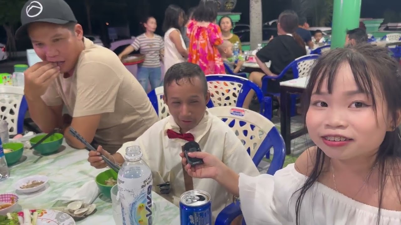 Bé Hạt Tiêu và cả nhóm lần đầu tiên ăn tối tại bãi biển Mỹ khê Quảng Ngãi