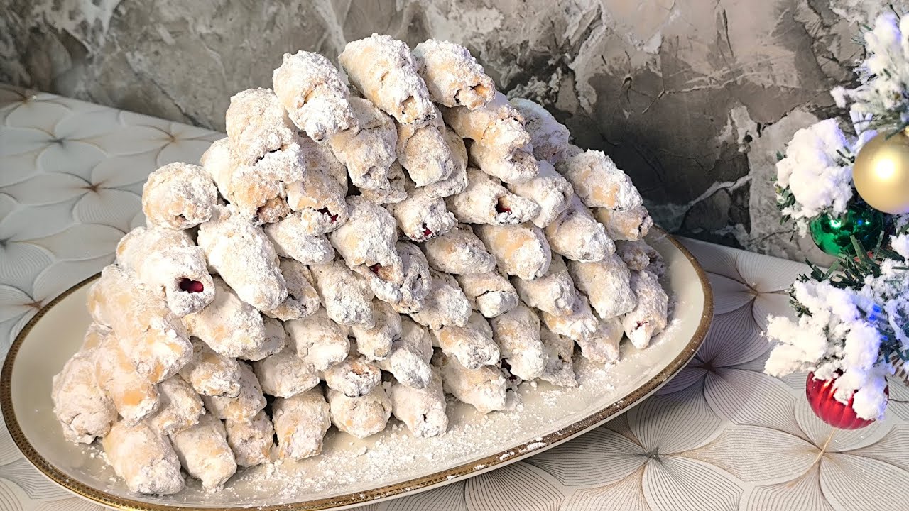 Cornulețe Fragide cu Untură și Smântână . Biscotti tradizionali Moldavi si sciolgono in bocca 