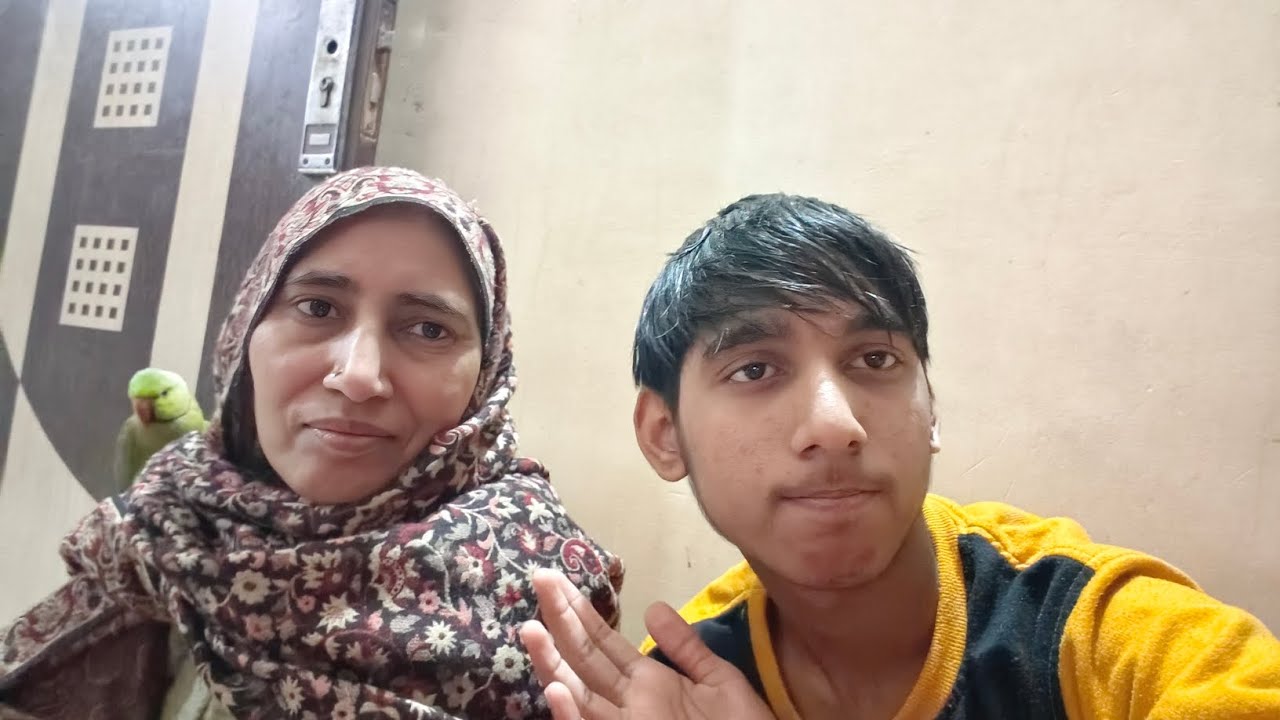 Ammi hospital gyi checkup karane.  baaji ne kya banaya first time?? 😁😋