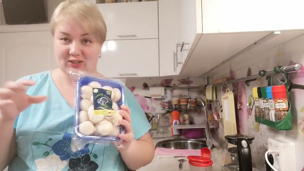 Готовлю курочку по-французски😋 Сегодня ужин ну очень поздно🥱