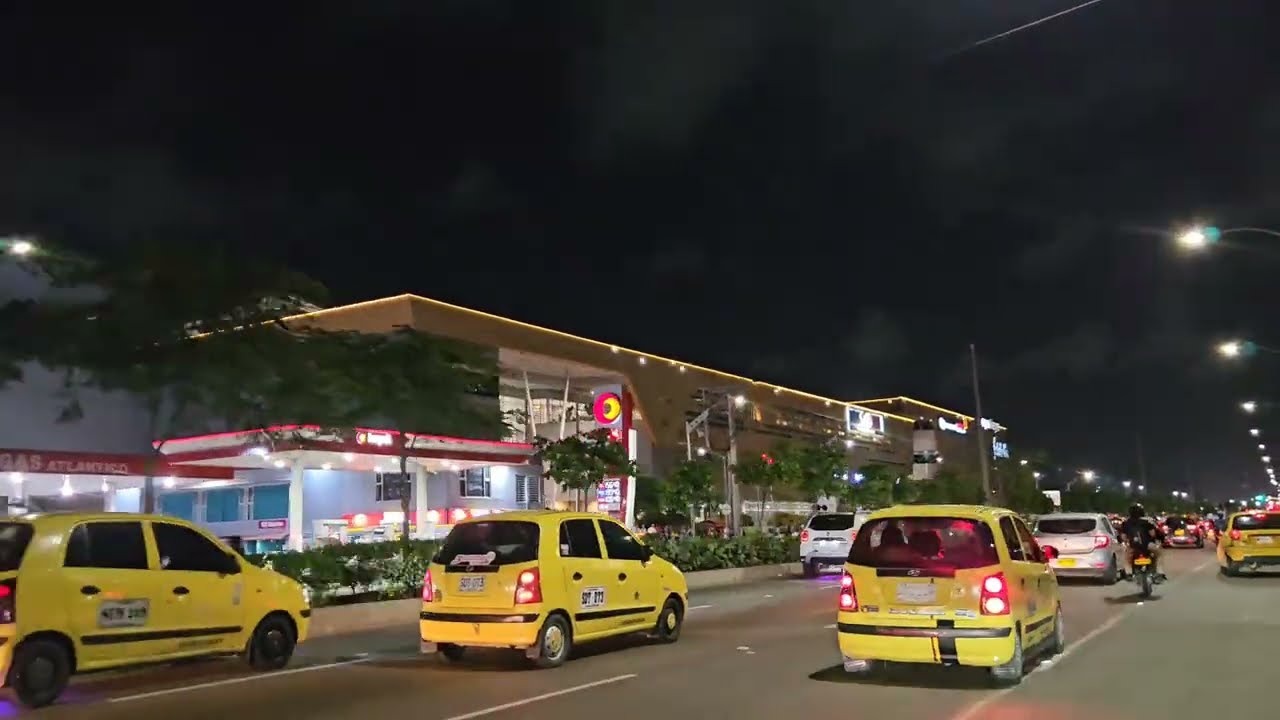 Así se ve el bulevar de la calle 30 de Barranquilla de noche.