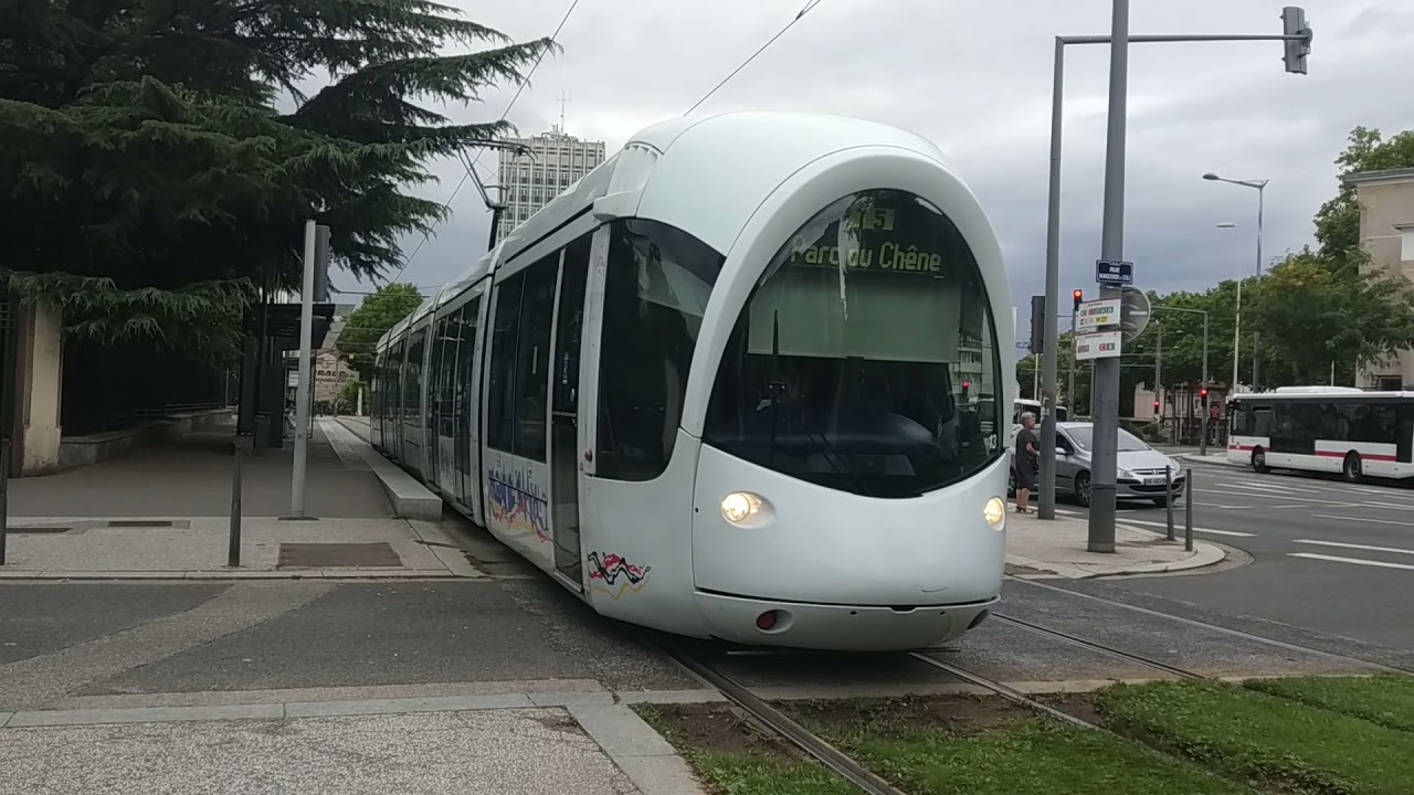 D&eacute;part d'un CITADIS 302  &agrave; grange blanche sur la ligne T5 de Lyon