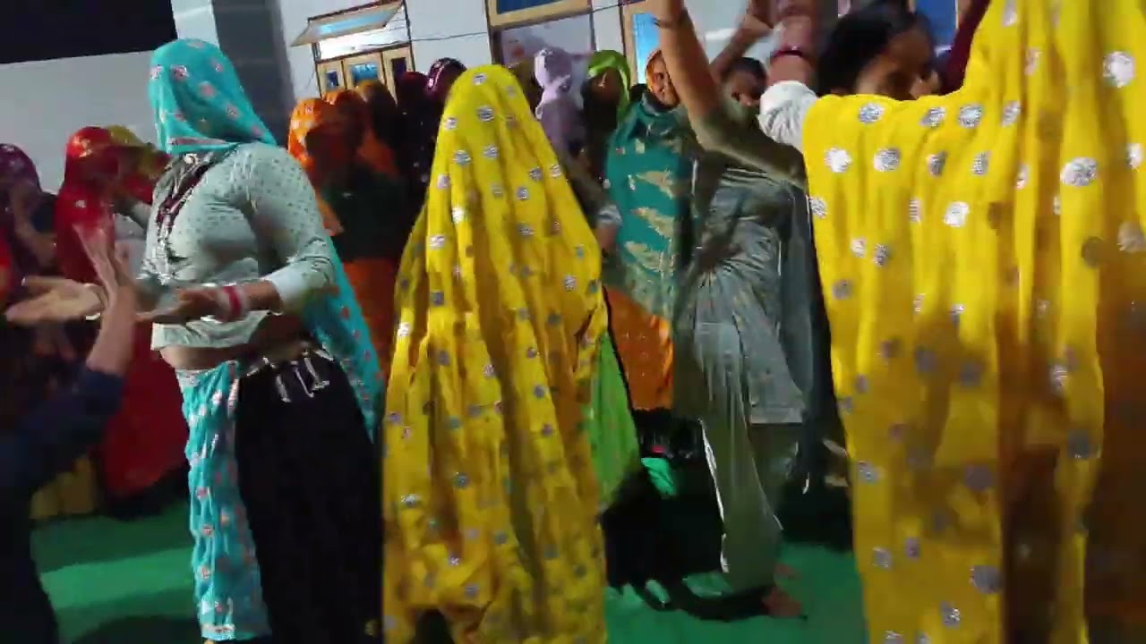 Dever ki शादी मे मिलनी करने बालियों के साथ enjoy 😀😀