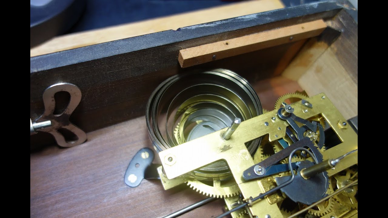 柱時計　ゼンマイ断裂の修理失敗動画です。(笑)　Old wall clock repair failure