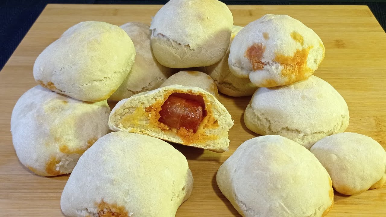 Bollos preñaos de pan, hecho con masa madre.Pan relleno de chorizo.
