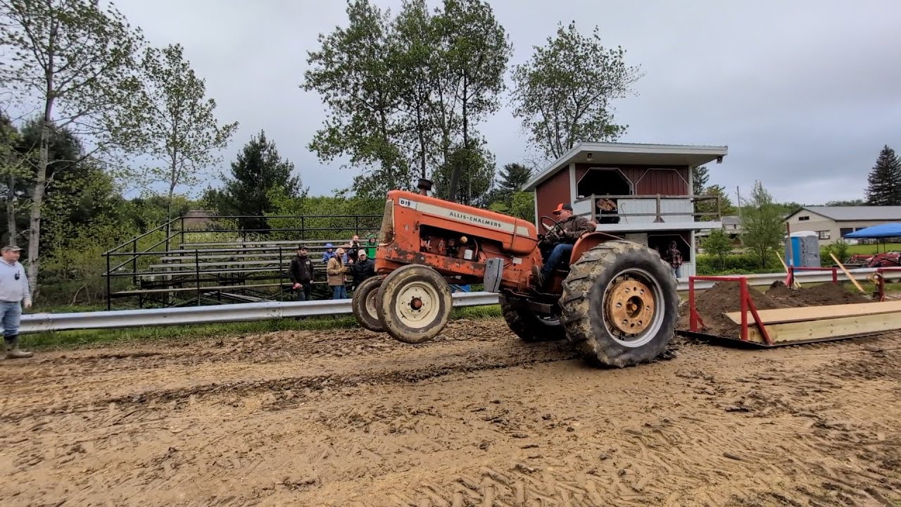 Соревнования по перетягиванию тракторов в грязи. Соревнования Allis Chalmers D Series Tractor Pul...