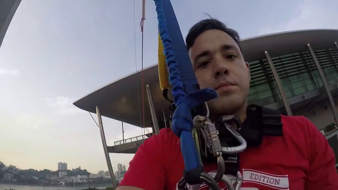 Редактор Men's Health Антон Зоркин прыгает с башни Macau Tower, 223 метра.