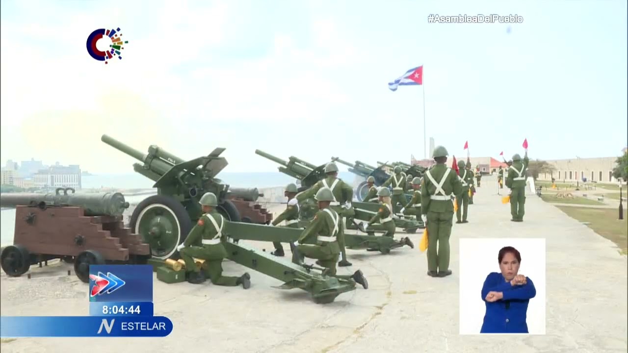 Ceremonia militar en Cuba por aniversario de proclamación del carácter Socialista de la Revolución
