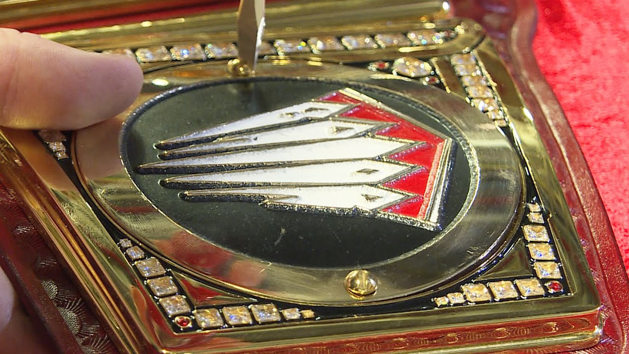 Finn Bálor's custom plates are added to the WWE Universal Championship: Aug. 22, 2016