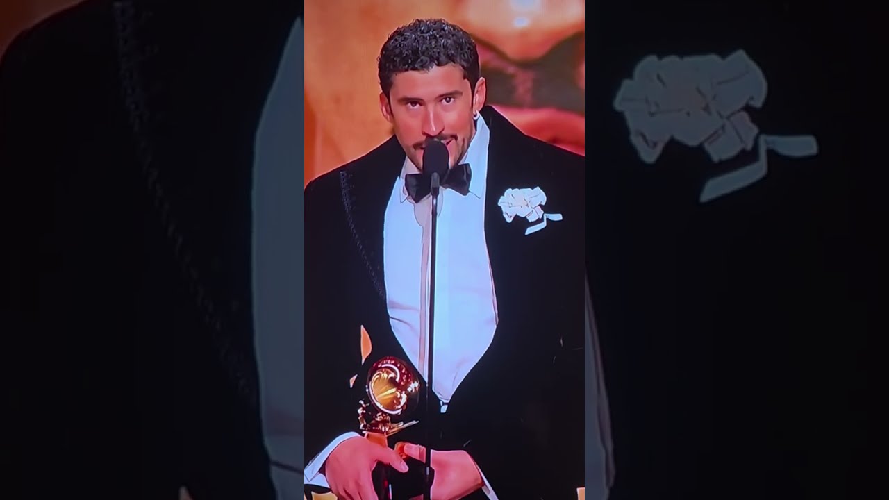 Debi Tirar mas Fotos..Albun urbano en los Gramys. BAD BUNNY..Ganador