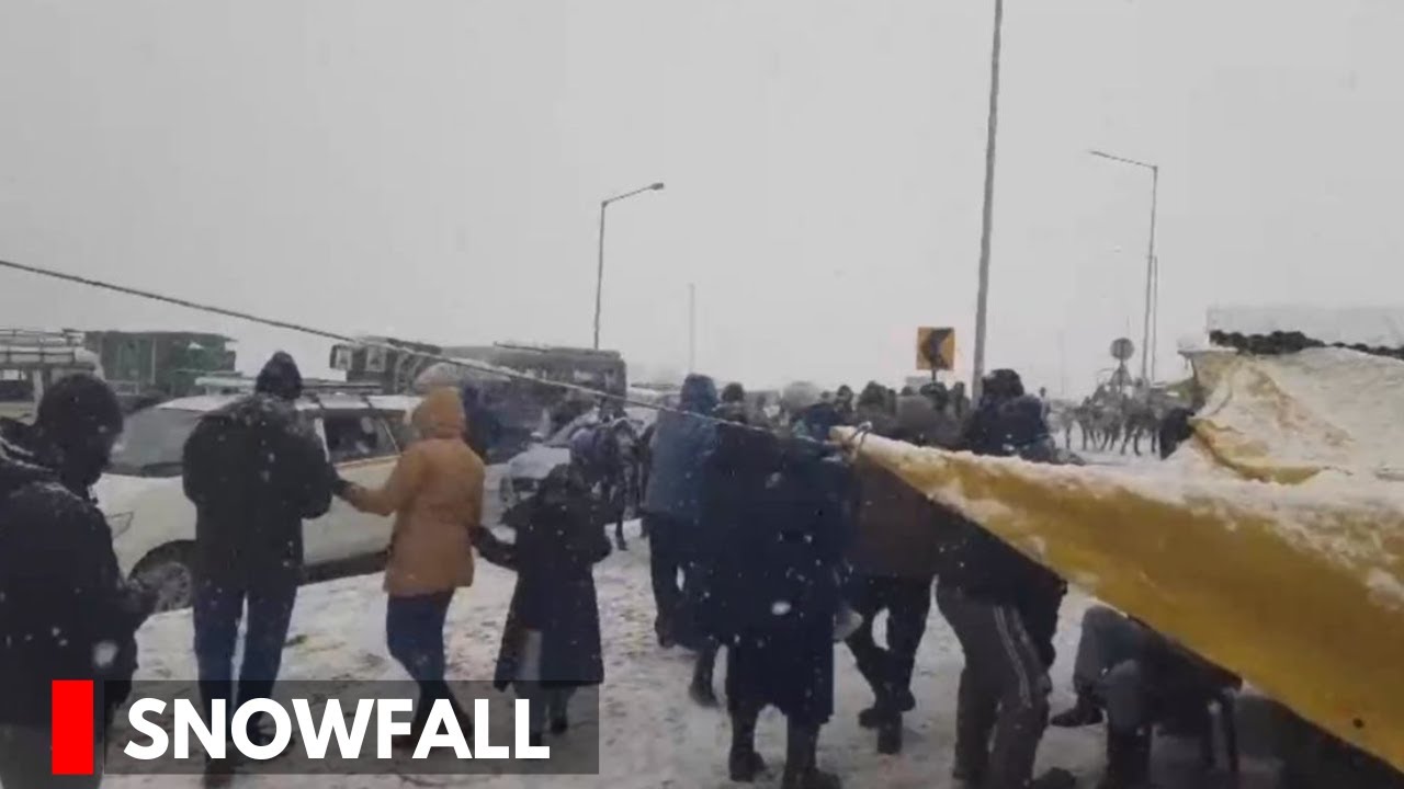 Heavy Snowfall Starts At Sonamarg