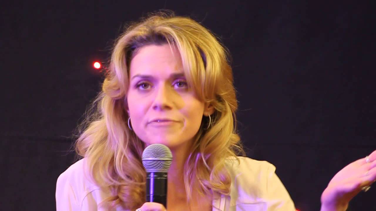 Hilarie Burton singing #FWTP