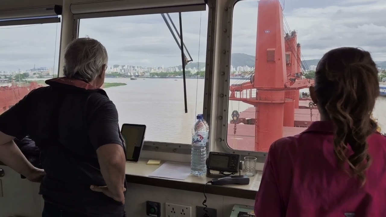 E quando tem embarcação no meio do canal?