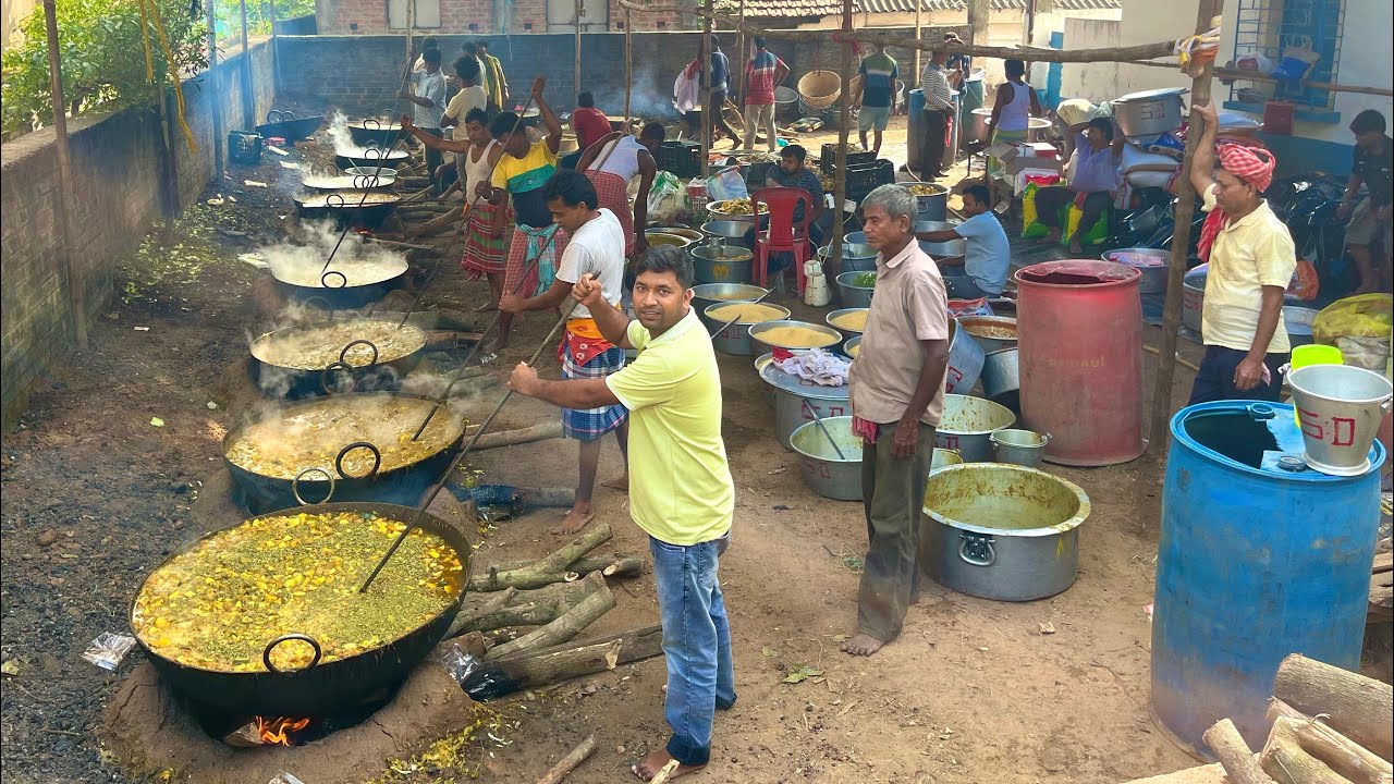 ১৫ হাজার মানুষ গ্রামের রাস অনুষ্ঠানের প্রসাদ পেল |