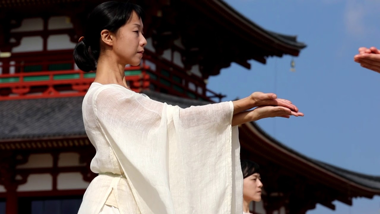 君が代の舞   Kagura dance　（日本の伝統的神聖舞踊を基本にした舞踊）