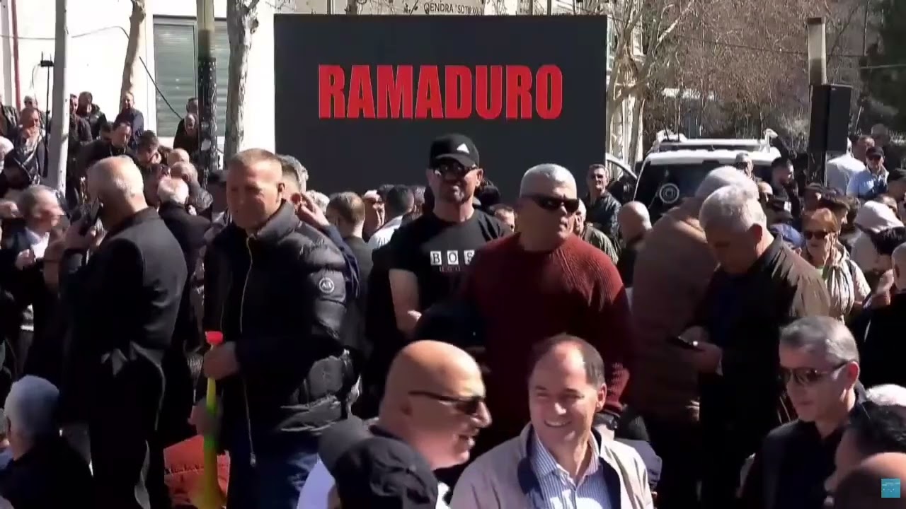 Top Channel/ Protestuesit fillojnë thirrjet para Parlamentit, kërkojnë dorëheqjen e Ramës