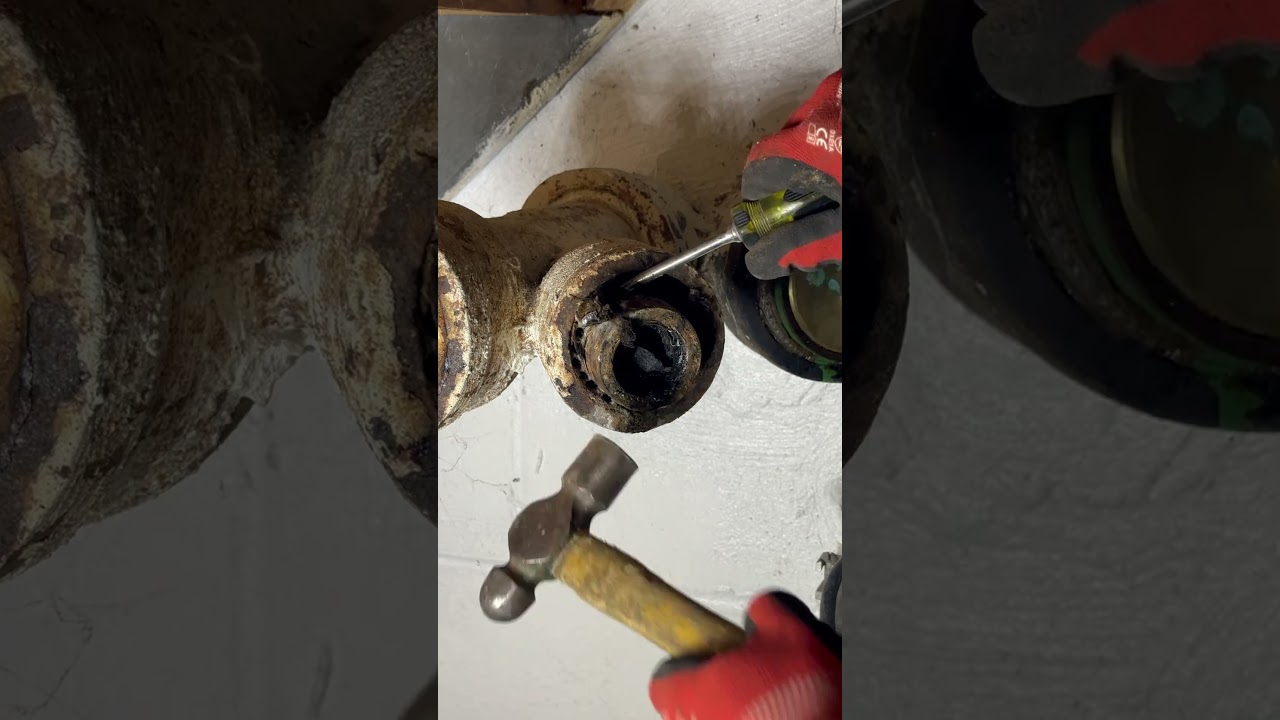 How to remove a lead joint. #plumbing #plumber #diy #handyman #plumbingrepair