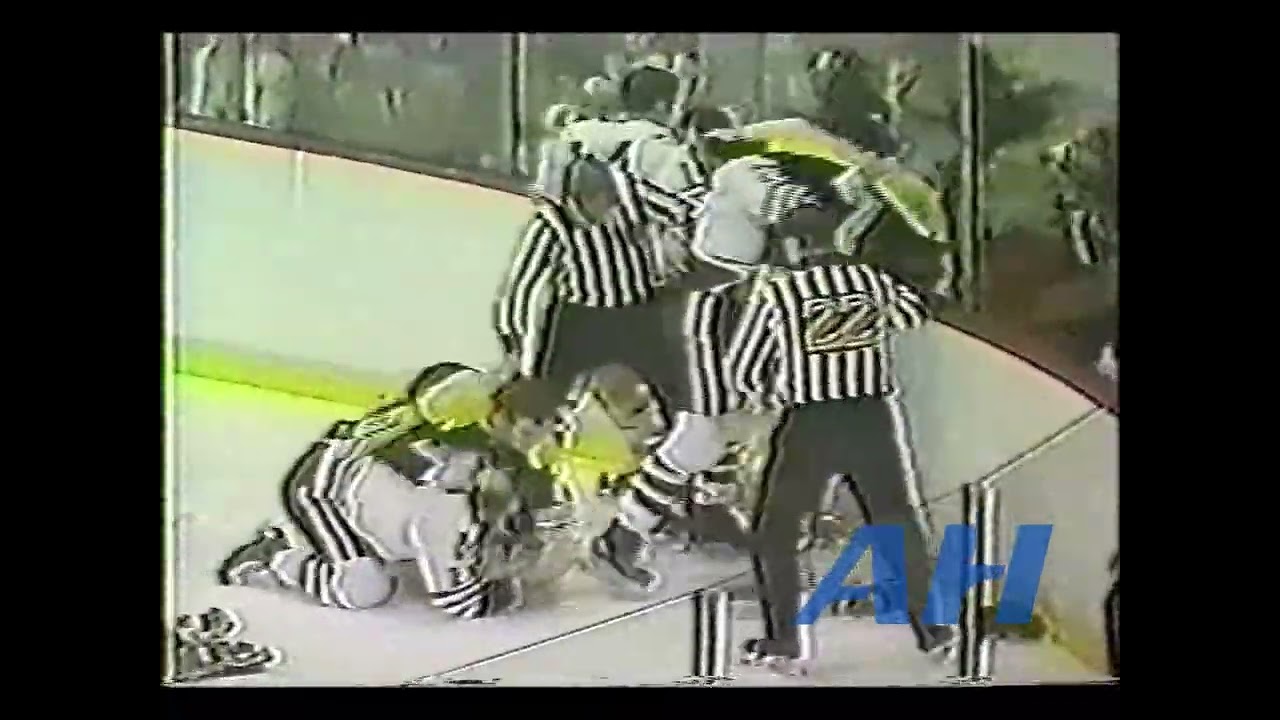 NHL Mar. 24, 1971 Chicago Blackhawks v Boston Bruins (R) Paul Shmyr v Phil Esposito