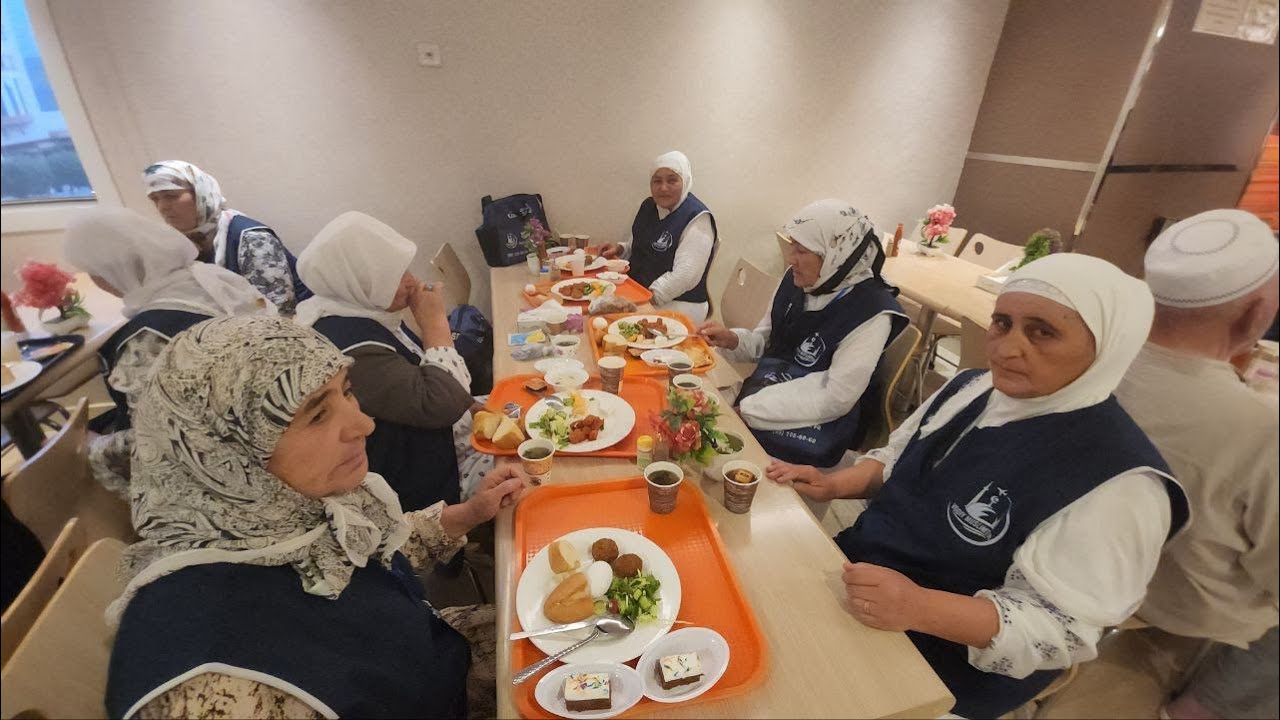VODIY MUSLIM TUR 49-гуруҳ нонушта дар МАККАИ МУКАРРАМА