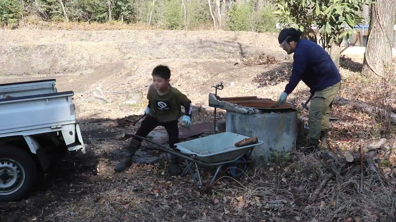 昔の五右衛門風呂を二人で協力してハンマーで壊していく