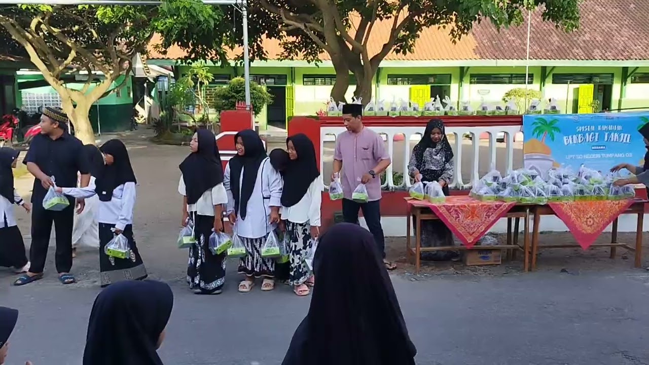 Kegiatan bagi-bagi takjil di depan sekolah
