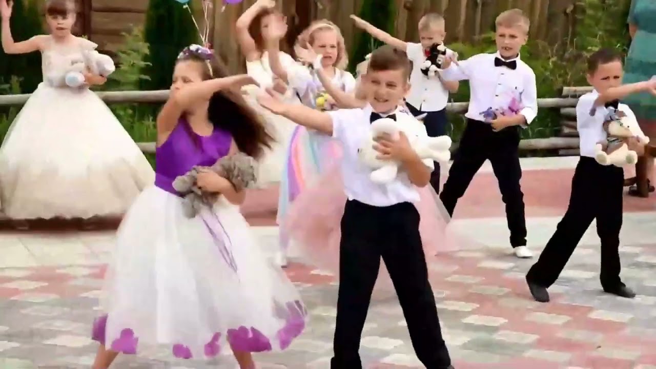 Танок з іграшками