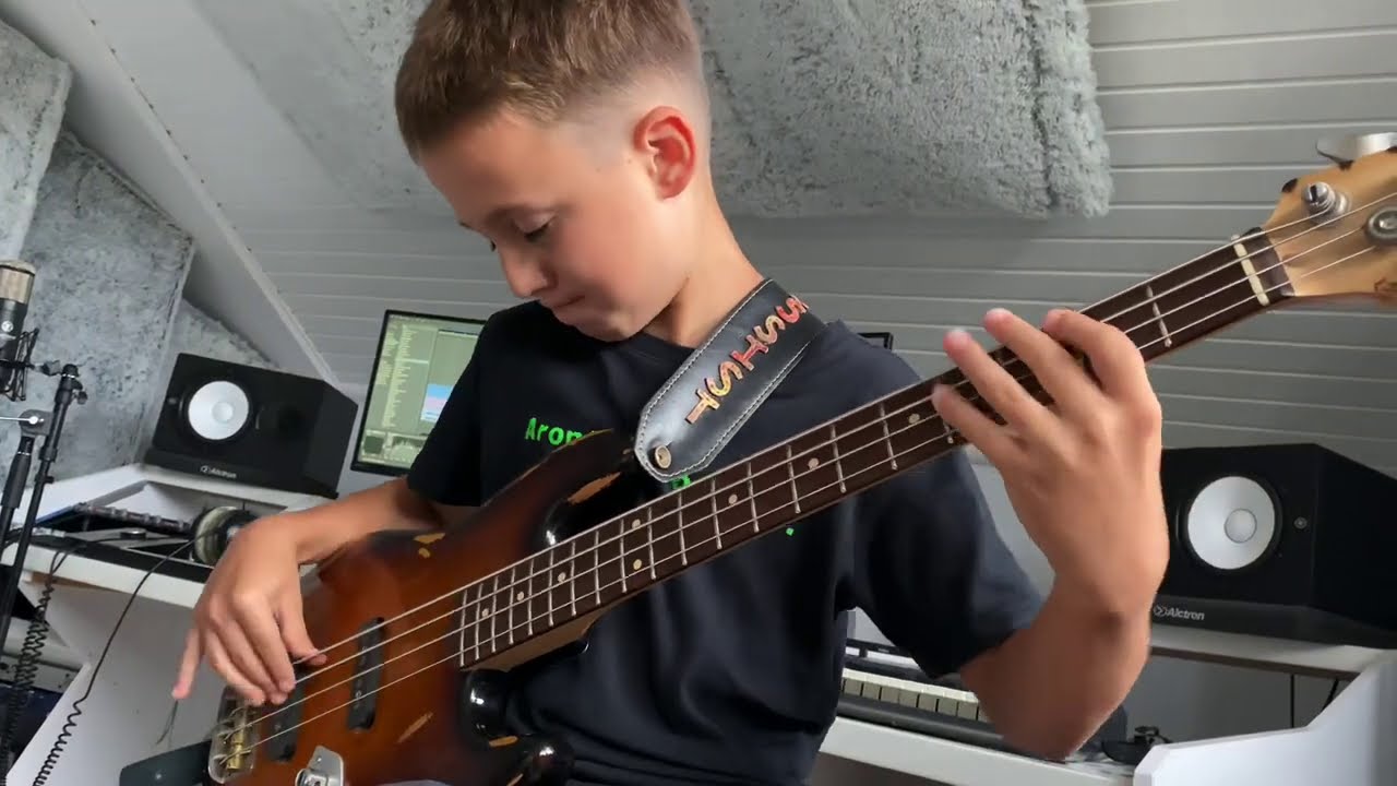(9yrs) AronTheBassist - Dua Lipa LEVITATING (bass cover)