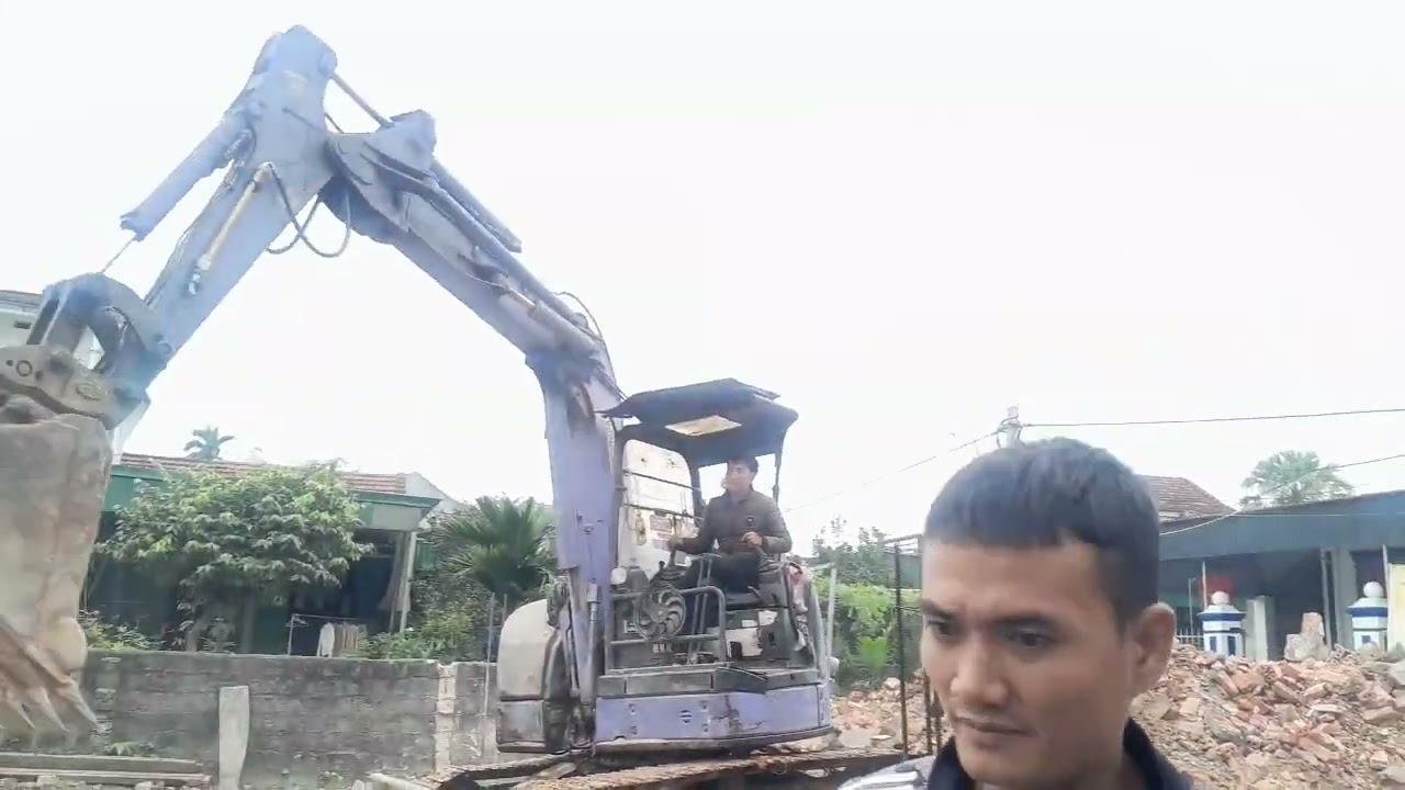 Máy múc múc đất vào móng nhà a tứ